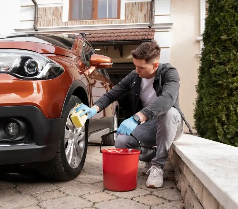 Lavage auto à domicile Jouy-sur-Morin : professionnel intervenant sur un véhicule